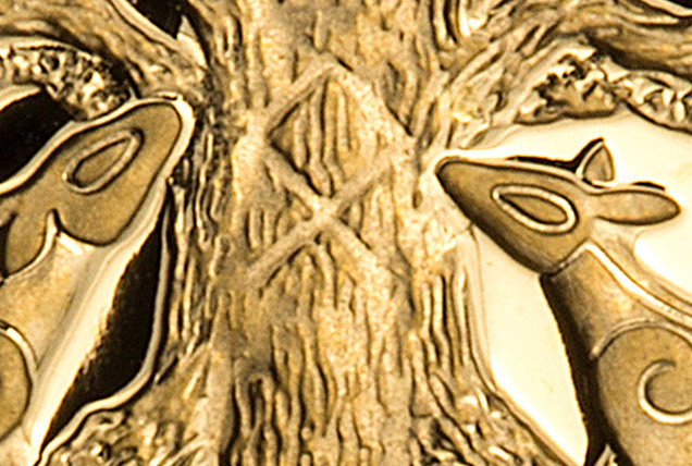 Runen "odel" vises på stammen av treet Yggdrasil. Den symboliserer runenes makt, som Yggdrasil hadde. Runen og treet er omkranset av to hjorter.