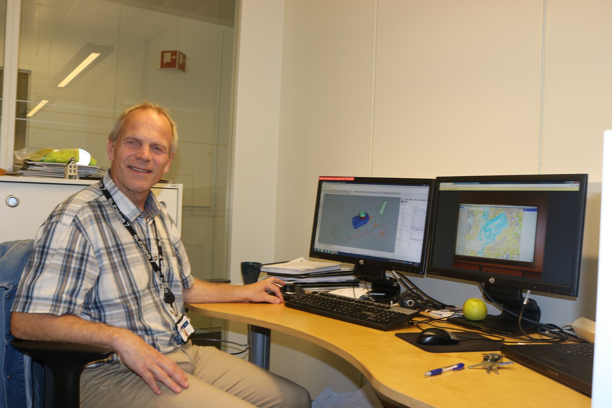 Samlerhuset: Sigbjørn Daasvatn i Funn i Harfrsfjord foran skrivebordet