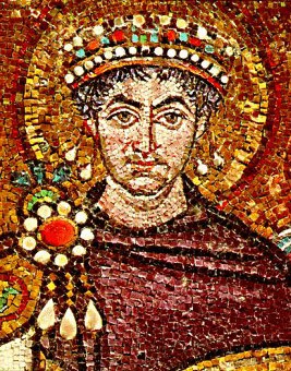 Justinian hadde en purpurrød kappe i denne mosaikken. Kanskje den ble betalt for med 30 sølvpenger?