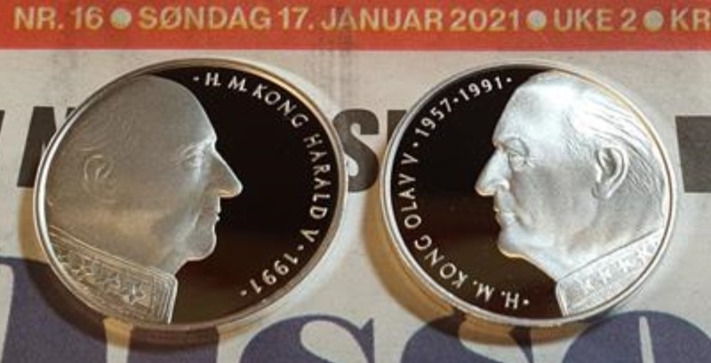 Tronskiftemedaljene reflekterer hvilken retning monarkene så på deres mynter, Harald til høyre, Olav til venstre.