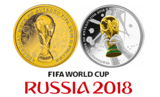 fotball-vm-mynter en i gull en annen i sølv med VM-pokalen i farger.