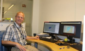 Samlerhuset: Sigbjørn Daasvatn i Funn i Harfrsfjord foran skrivebordet