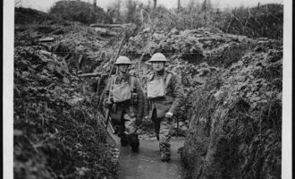 Samlerhuset: Skyttergrav under første verdenskrig med soldater opp til anklene i vann
