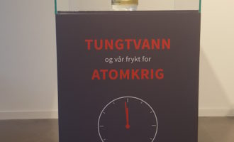 Samlerhuset: Tungvann monter med skriften "Tungvann og vår frykt for atomkrig"