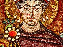 Justinian hadde en purpurrød kappe i denne mosaikken. Kanskje den ble betalt for med 30 sølvpenger?
