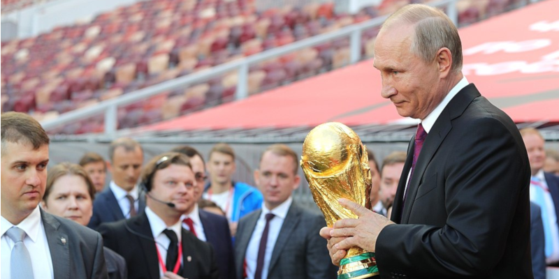 Påske-quiz 2019: Putin måtte til slutt gi fra seg VM-trofeet. Men hvilket land vant trofeet to ganger først?