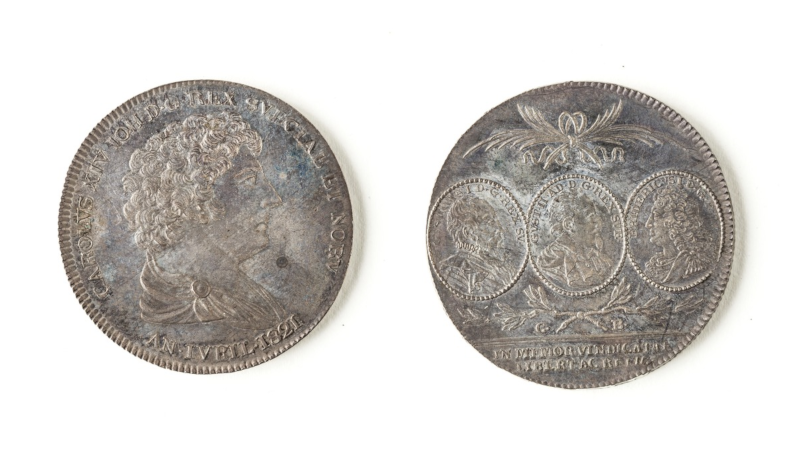 Skikken om å ha draperi på myntene fra 1826 av kan komme fra denne mynten fra 1821